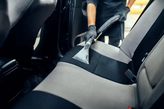 Higienização de estofados automotivos
